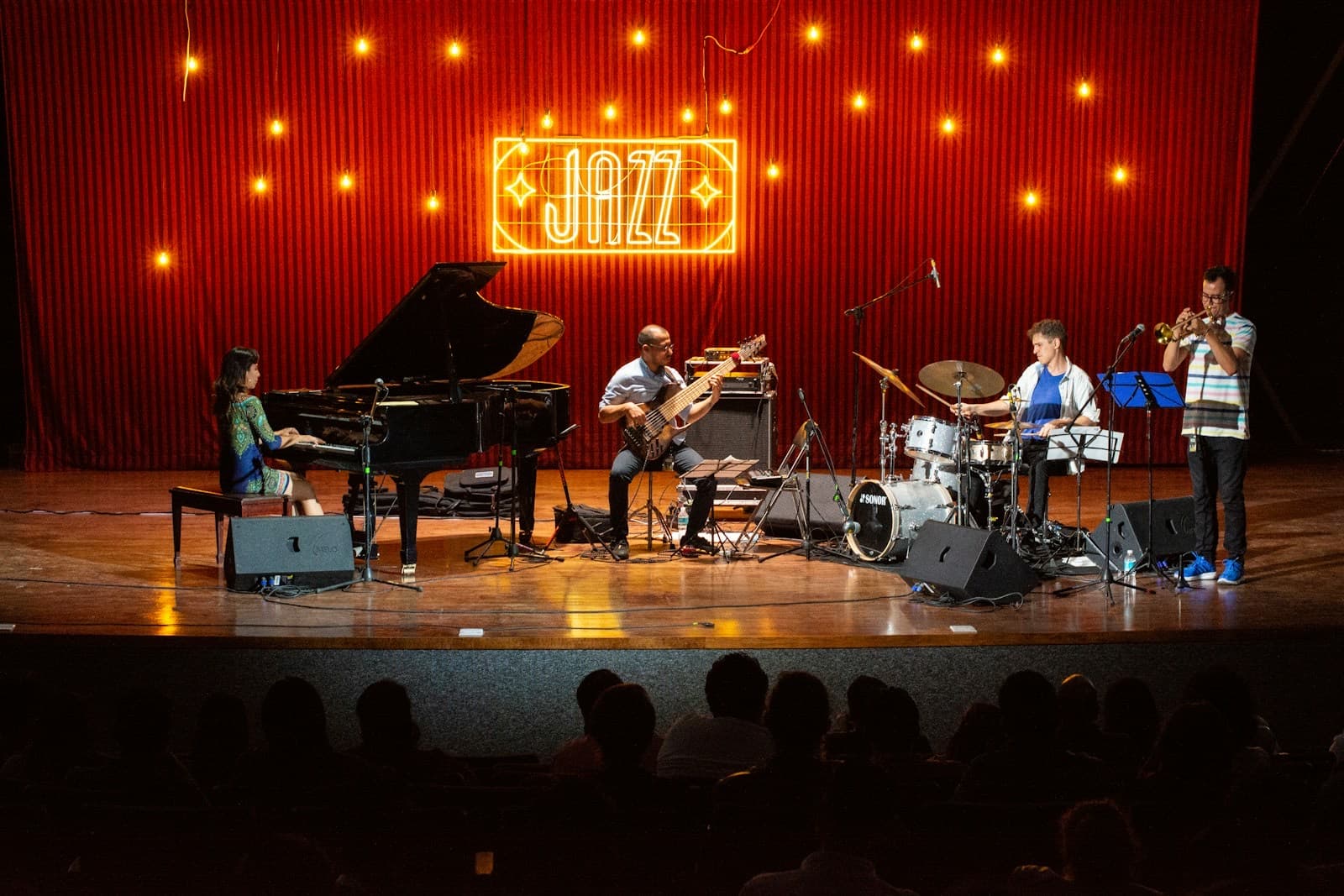 Musique live: Bar jazz avec un spectacle en fin de soirée, Plateau